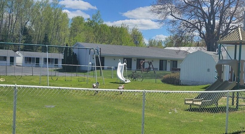 בית מלון כפרי Thunderbird Inn Of Mackinaw City