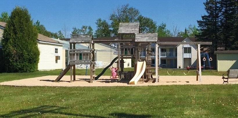 בית מלון כפרי Thunderbird Inn Of Mackinaw City