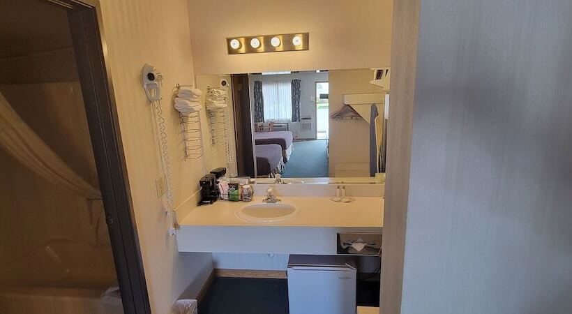 בית מלון כפרי Thunderbird Inn Of Mackinaw City