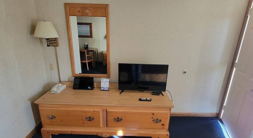 בית מלון כפרי Thunderbird Inn Of Mackinaw City