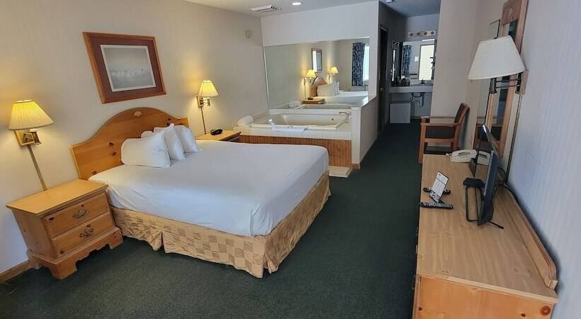 בית מלון כפרי Thunderbird Inn Of Mackinaw City