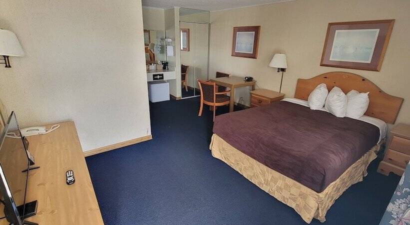 בית מלון כפרי Thunderbird Inn Of Mackinaw City