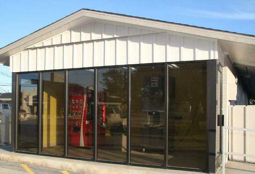 فندق Townsman Inn Larned