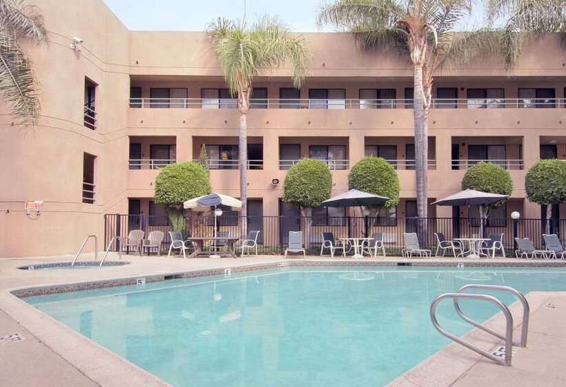 בית מלון כפרי Travelodge By Wyndham Commerce Los Angeles Area