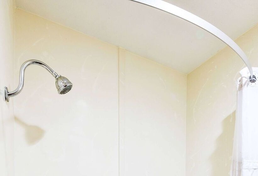 בית מלון כפרי Travelodge By Wyndham Commerce Los Angeles Area