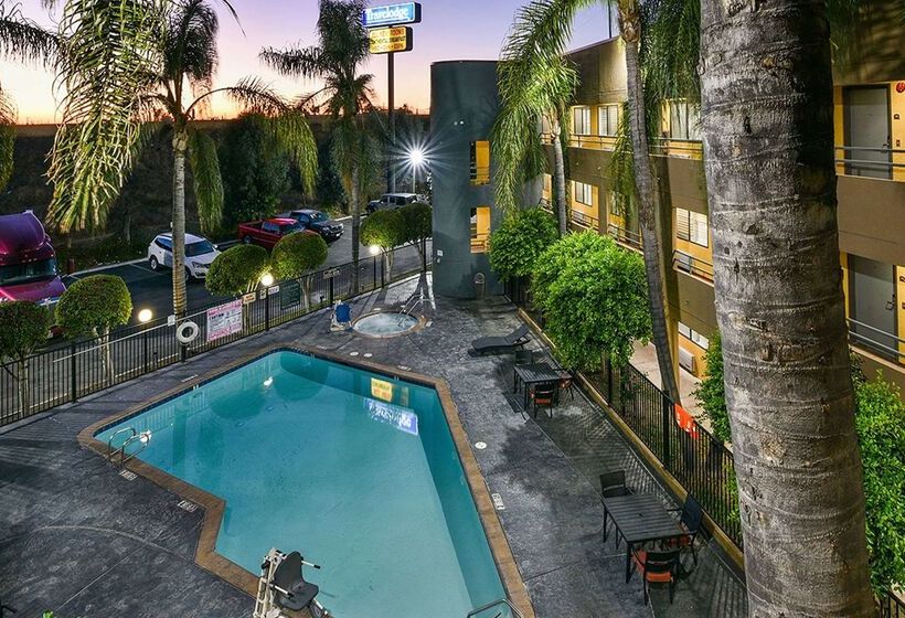 בית מלון כפרי Travelodge By Wyndham Commerce Los Angeles Area