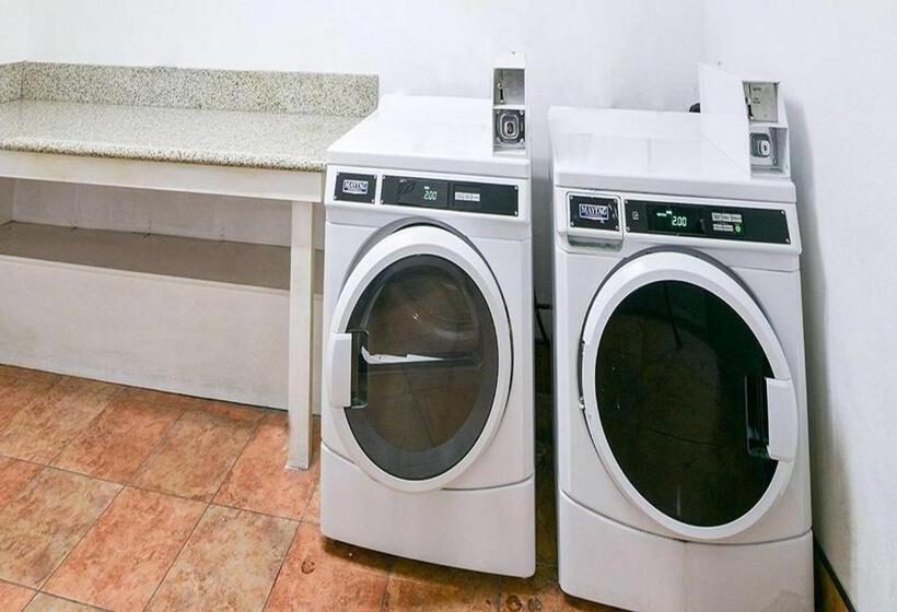 בית מלון כפרי Travelodge By Wyndham Commerce Los Angeles Area