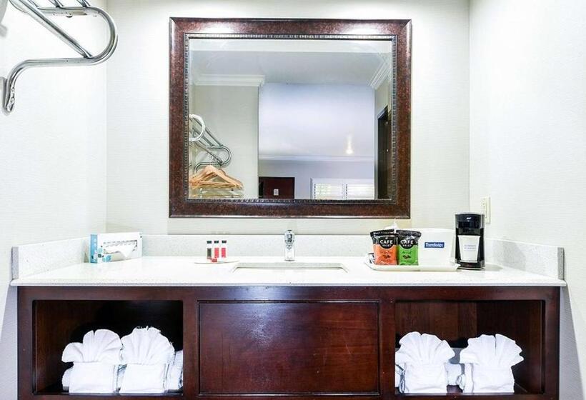 בית מלון כפרי Travelodge By Wyndham Commerce Los Angeles Area