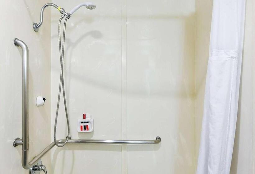 בית מלון כפרי Travelodge By Wyndham Commerce Los Angeles Area