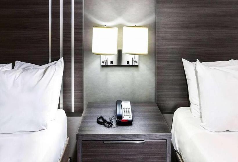 בית מלון כפרי Travelodge By Wyndham Commerce Los Angeles Area