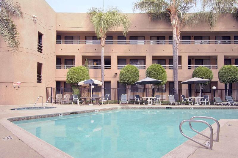 בית מלון כפרי Travelodge By Wyndham Commerce Los Angeles Area