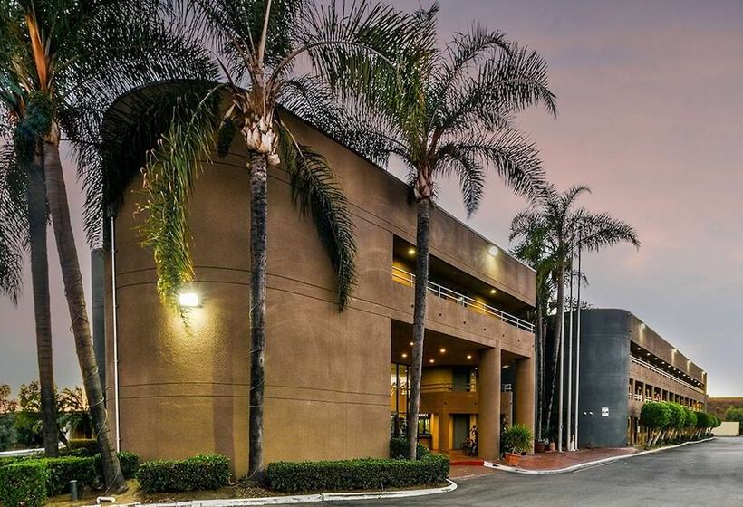 בית מלון כפרי Travelodge By Wyndham Commerce Los Angeles Area