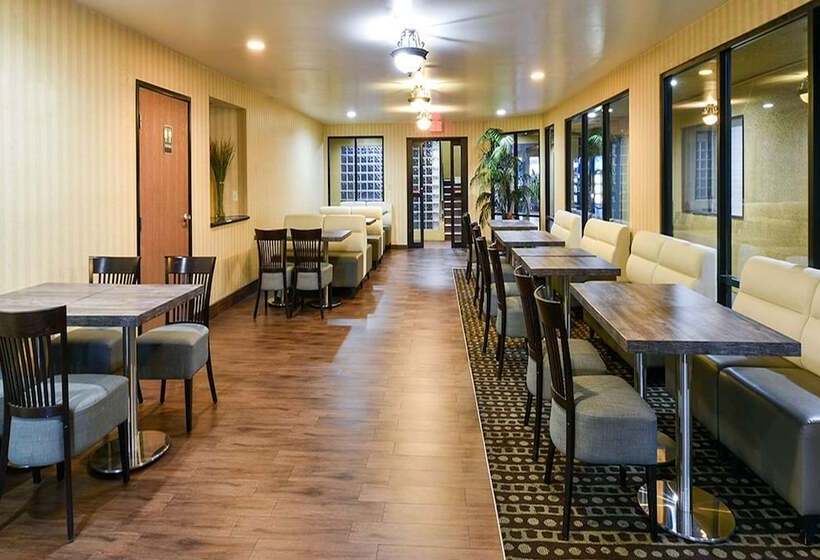 בית מלון כפרי Travelodge By Wyndham Commerce Los Angeles Area