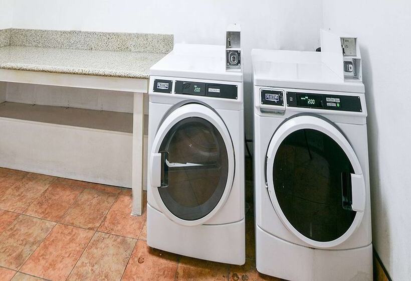 בית מלון כפרי Travelodge By Wyndham Commerce Los Angeles Area