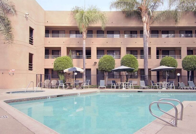 בית מלון כפרי Travelodge By Wyndham Commerce Los Angeles Area
