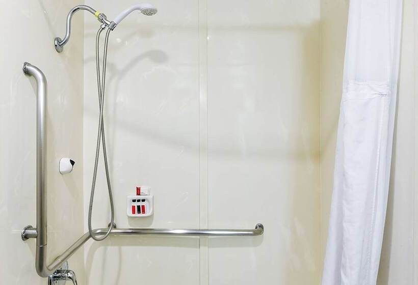 בית מלון כפרי Travelodge By Wyndham Commerce Los Angeles Area