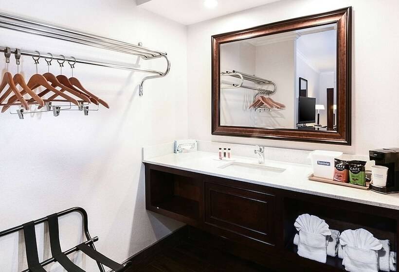 فندق Travelodge By Wyndham Commerce Los Angeles Area