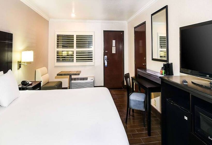 בית מלון כפרי Travelodge By Wyndham Commerce Los Angeles Area