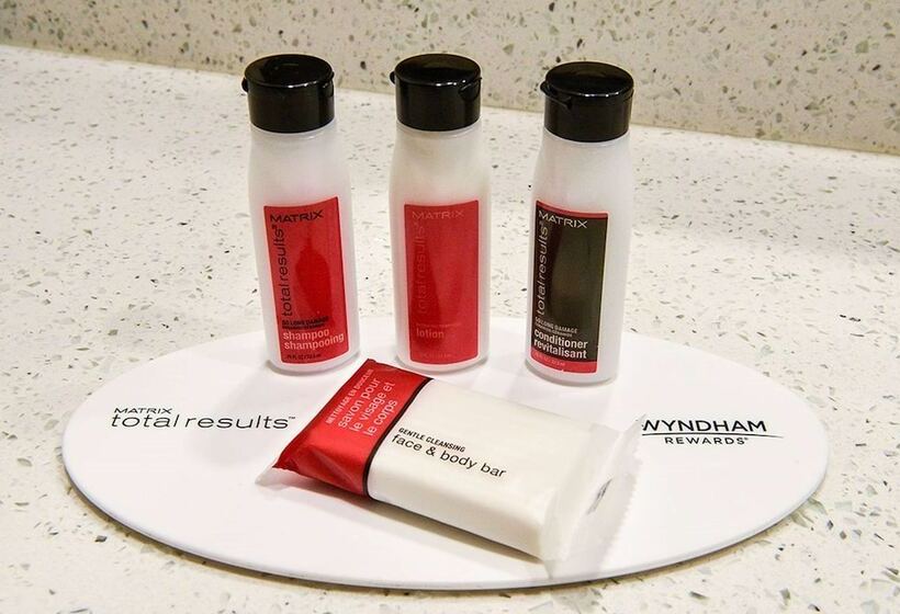 בית מלון כפרי Travelodge By Wyndham Commerce Los Angeles Area