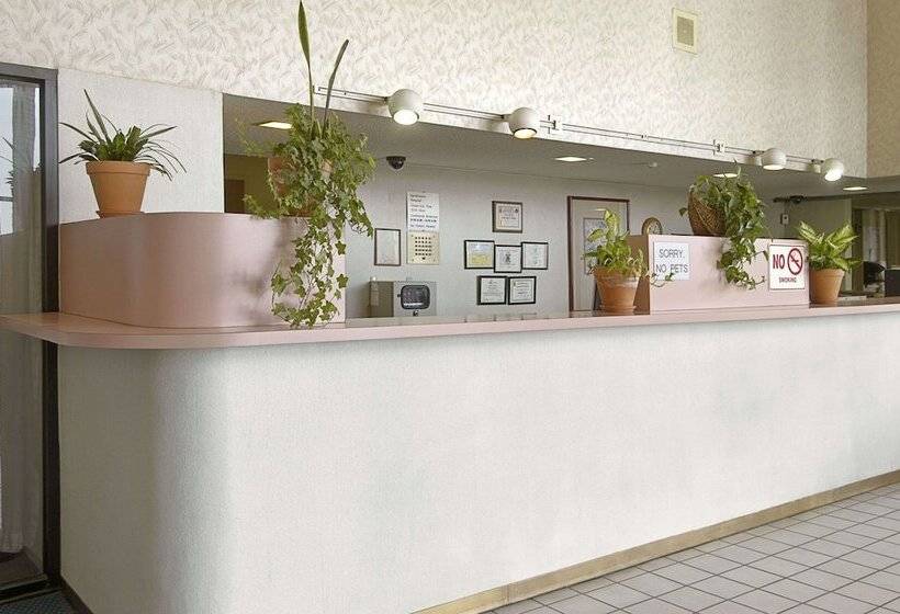 בית מלון כפרי Travelodge By Wyndham Commerce Los Angeles Area