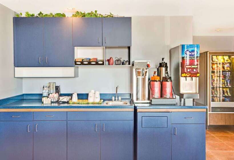 호텔 Travelodge By Wyndham Rapid City