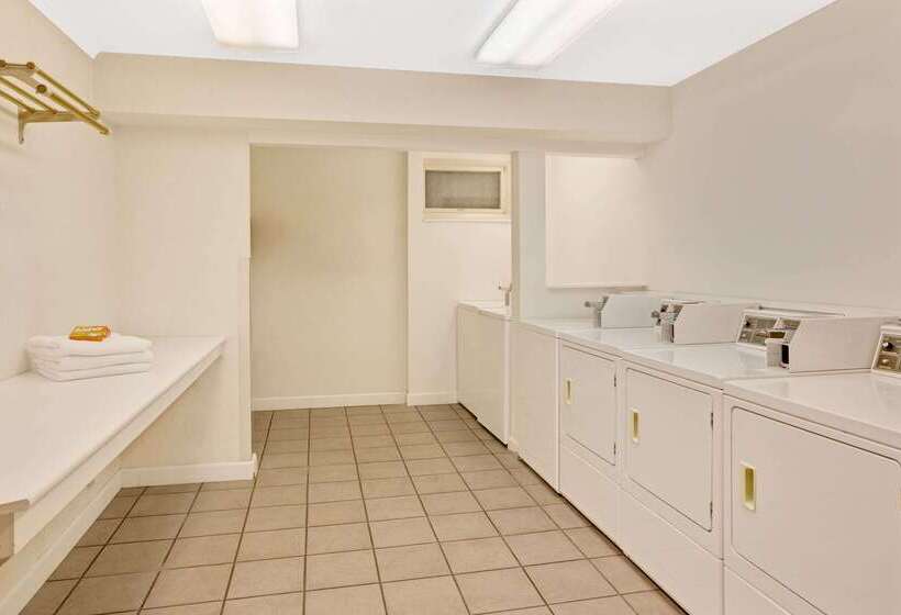 호텔 Travelodge By Wyndham Rapid City