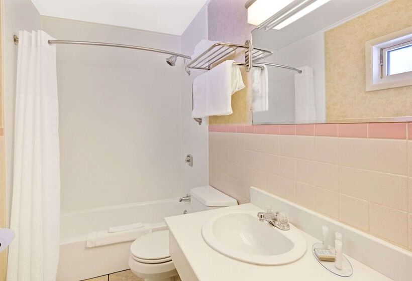 호텔 Travelodge By Wyndham Rapid City