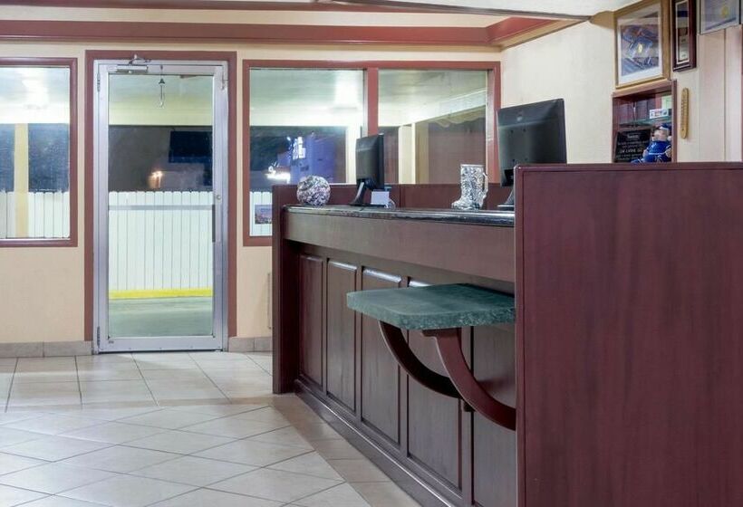 هتل Travelodge By Wyndham Dodge City