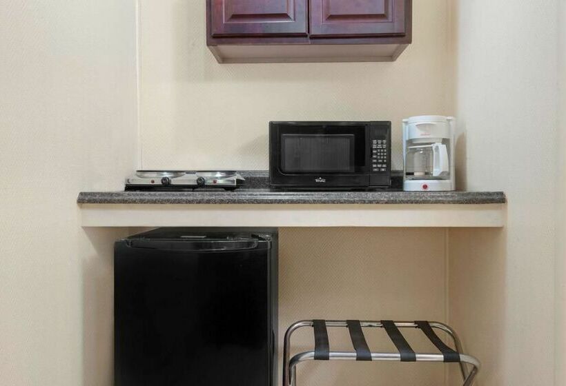 ホテル Travelodge By Wyndham Dodge City