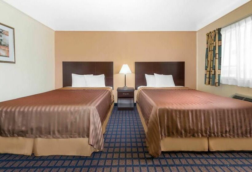 هتل Travelodge By Wyndham Dodge City