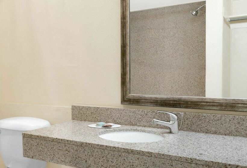 ホテル Travelodge By Wyndham Dodge City