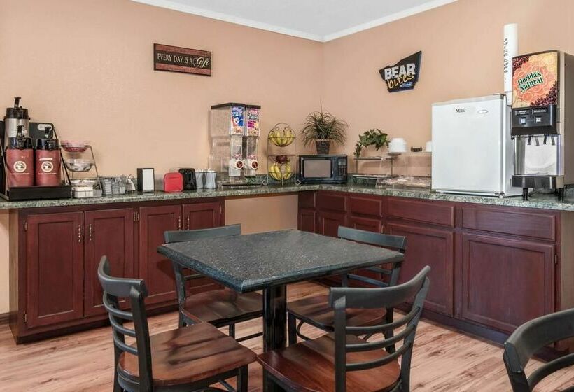 ホテル Travelodge By Wyndham Dodge City