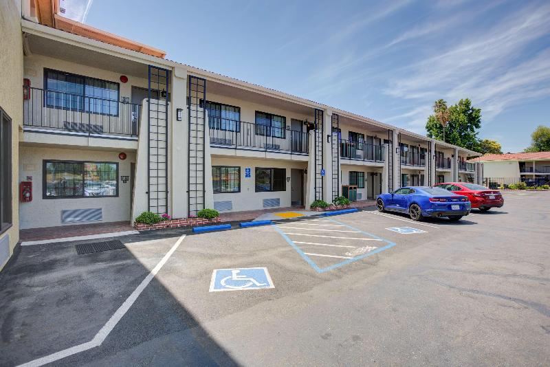 فندق على الطريق Best Western Sandman