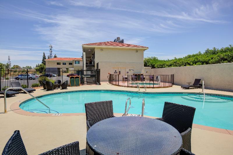 فندق على الطريق Best Western Sandman