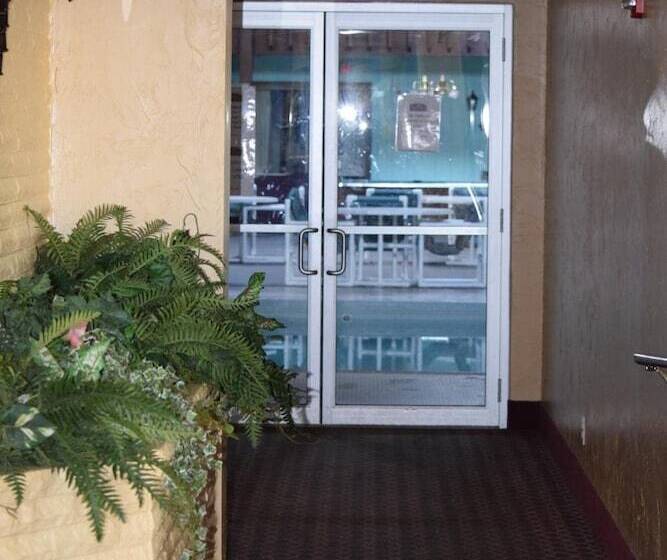 فندق على الطريق Regency Inn And Suites