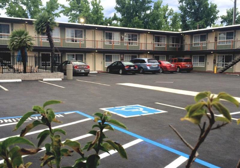 فندق على الطريق Thunderbird Lodge