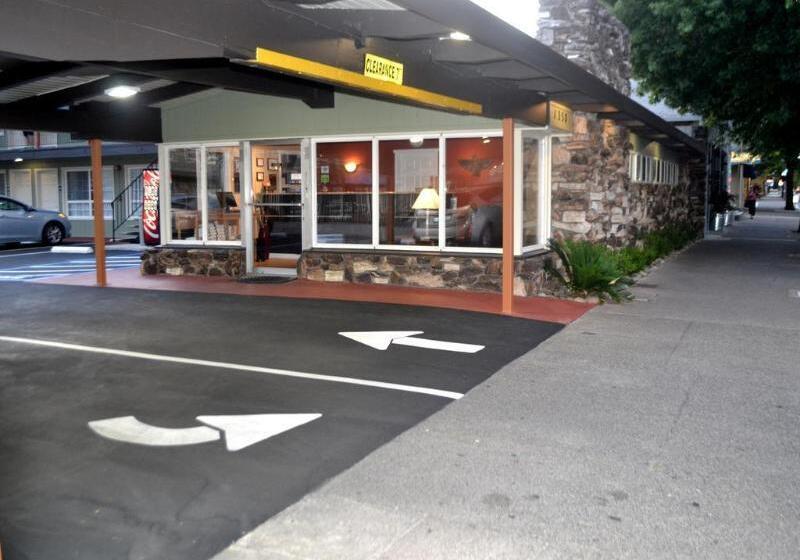 فندق على الطريق Thunderbird Lodge