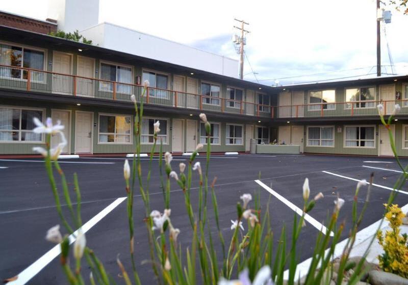 فندق على الطريق Thunderbird Lodge