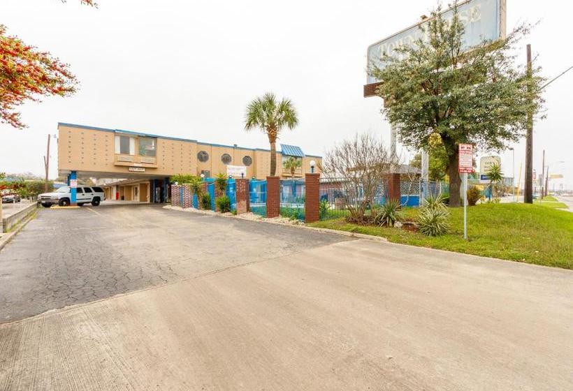 מוטל Town House Airport