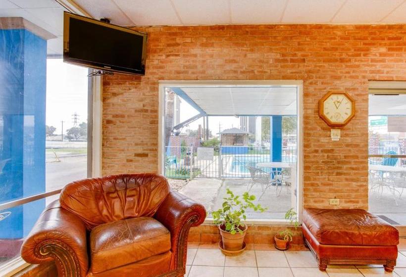 מוטל Town House Airport