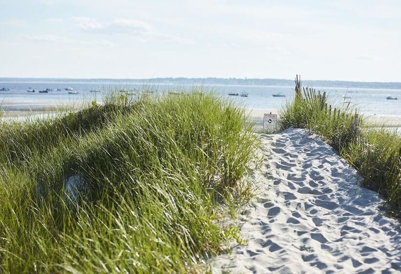 منتجع Black Point Inn