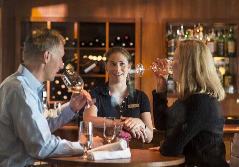 منتجع Black Point Inn