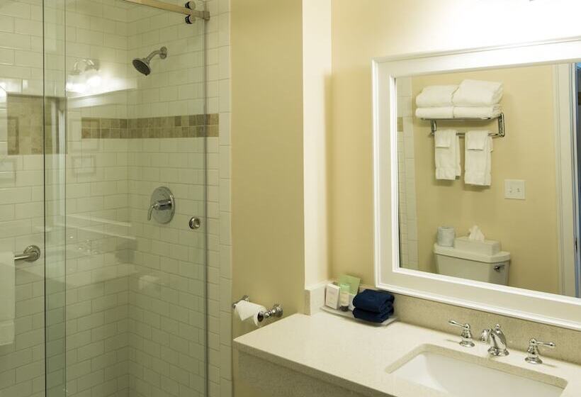 منتجع Black Point Inn