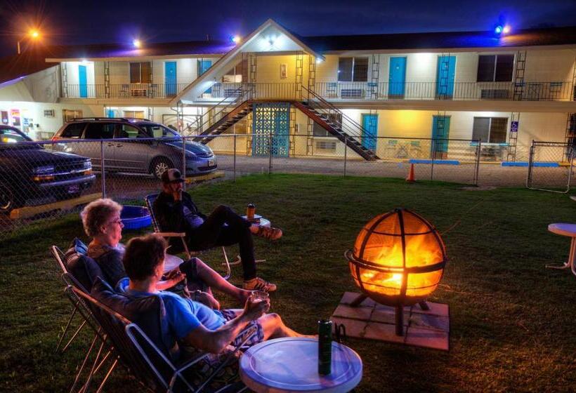 Roadrunner Lodge Motel