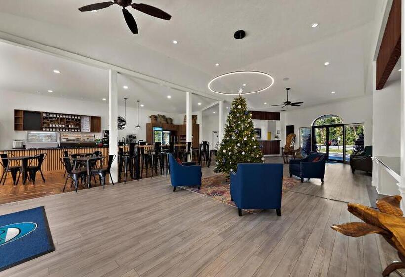 منتجع Paddletail Waterfront Lodge, Trademark Collection By Wyndham