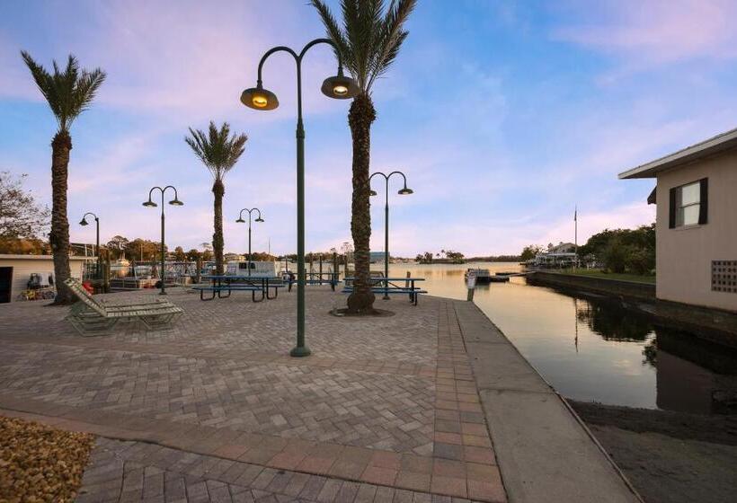 منتجع Paddletail Waterfront Lodge, Trademark Collection By Wyndham