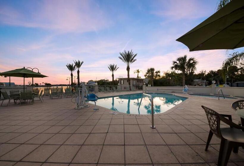 אתר נופש Paddletail Waterfront Lodge, Trademark Collection By Wyndham