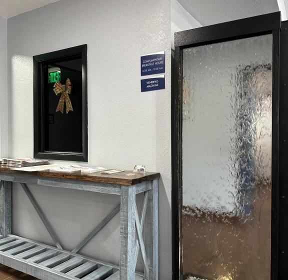 ホテル American Inn Cedar Rapids South