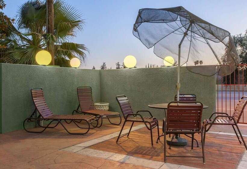 בית מלון כפרי Americas Best Value Inn & Suites Bakersfield Central