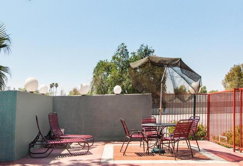 בית מלון כפרי Americas Best Value Inn & Suites Bakersfield Central